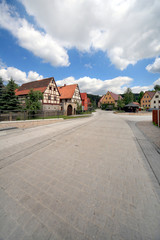 Fototapeta na wymiar Dorfstraße mit Fachwerkhäusern 