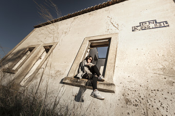 Obraz na płótnie Canvas Modelo joven posando en antigua casa en ruinas. Fotografía estilo antiguo