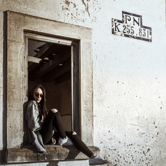 Modelo joven posando en antigua casa en ruinas. Fotografía estilo antiguo