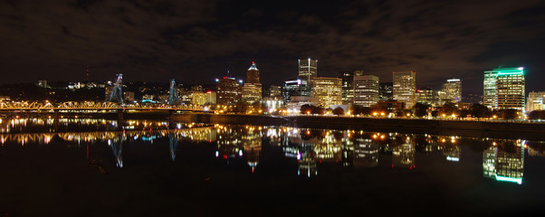 Fototapeta premium Beautiful Panoramic skyline of Portland, OR at night