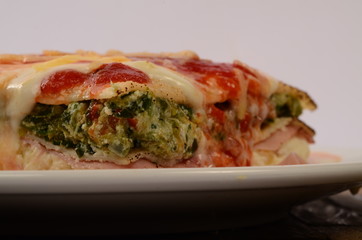 Lasaña con queso, salsa pomodoro y rellena de verdura espinaca y jamón