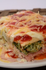 Lasaña con queso, salsa pomodoro y rellena de verdura espinaca y jamón