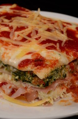 Lasaña con queso, salsa pomodoro y rellena de verdura espinaca y jamón