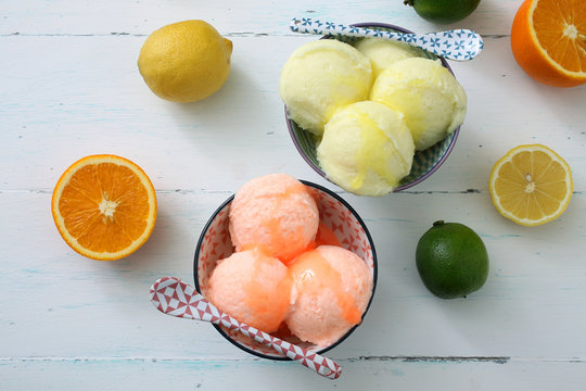 gelato o granita con agrumi sfondo colorato