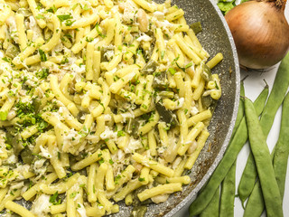 Padella di pasta con taccole e pesce
