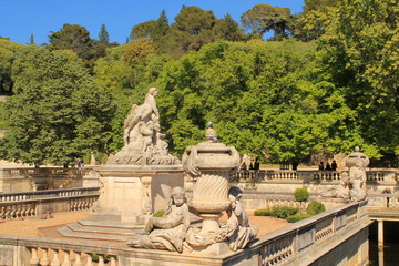 Fototapeta na wymiar Jardin de la fontaine à Nîmes, France 