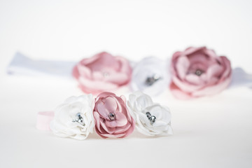 Obraz na płótnie Canvas Matching fashion accessories for mother and daughter, cute gentle flowers in shades of pearly white and pink