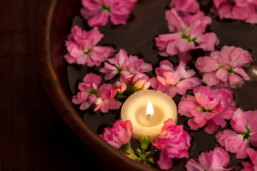 Obraz na płótnie Canvas Floating candle and flowers