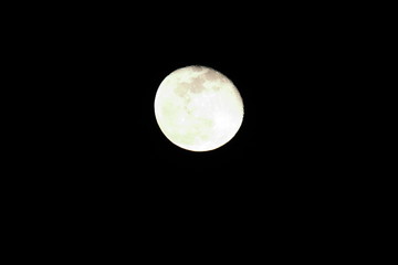 Lune dans un ciel nocturne