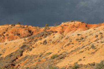 Terres ocres ou marnes dans les Corbières, Aude dans le sud de la France