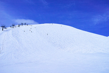 スキーゲレンデとスキーヤー