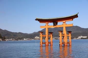 Obraz premium Otorii ze świątyni Itsukushima