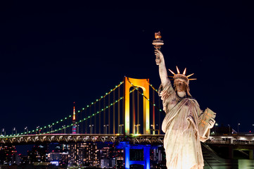 Fototapeta premium レインボーブリッジと自由の女神像