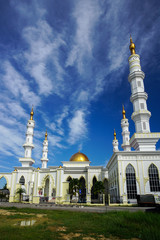 Fototapeta na wymiar A mosque during blue sky