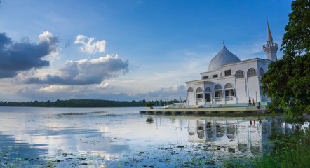 Obraz premium white mosque near lake