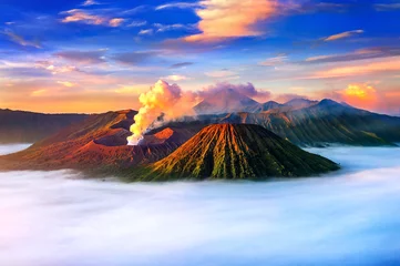 Foto op Plexiglas Indonesië Mount Bromo vulkaan (Gunung Bromo) tijdens zonsopgang vanuit gezichtspunt op Mount Penanjakan in Bromo Tengger Semeru National Park, Oost-Java, Indonesië.