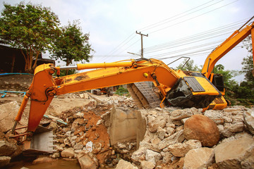The backhoe is overturning at the construction site, Top Photos