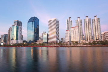 Fototapeta na wymiar Skyscraper city in downtown of Benjakitti Park at Bangkok Thailand.