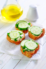 bread with cucumber