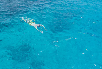 Fototapeta premium swimming in the sea