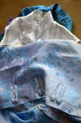Robes et chemises traditionnelles vietnamiennes en soie