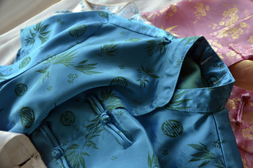 Robes et chemises traditionnelles vietnamiennes en soie
