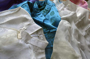 Robes et chemises traditionnelles vietnamiennes en soie