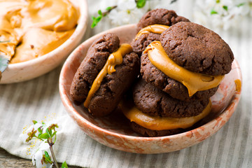 chocolate caramel sandwich cookies