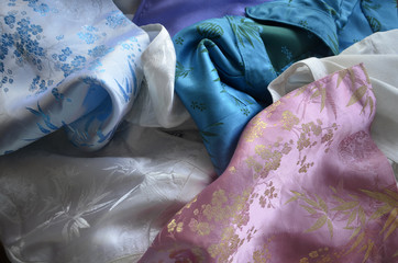 Robes et chemises traditionnelles vietnamiennes en soie