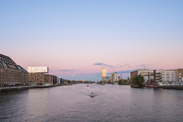 Obraz premium Berlin skyline - river spree panorama, boats and sunset sky