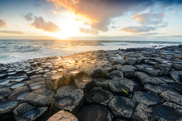 Obraz premium sundown at giants causeway, Northern Ireland
