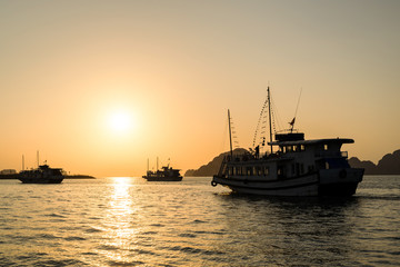 Fototapeta premium The beautiful sunset in Halong Bay, Vietnam