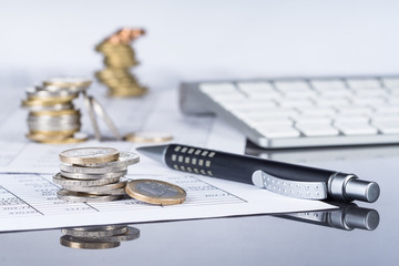 Finanzen, Euro Münzstapel, Kugelschreiber, Tabellen,  und Tastatur, Hintergrund