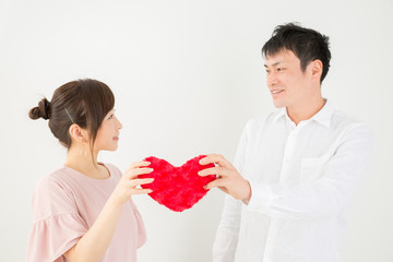 ハートを持つ男女
