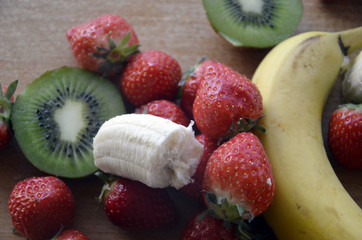 Fraises, bananes et kiwis