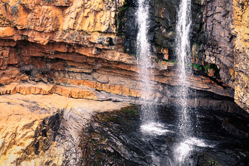 Cascada de agua sobre piedra caliza en La Cimbarra en Aldeaquemada