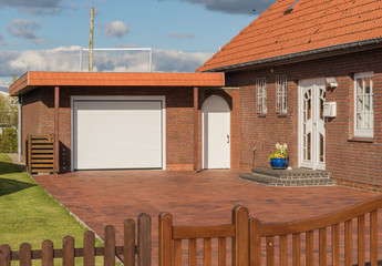 Einfahrt eines Hauses mit Garage Tür und Eingangstür