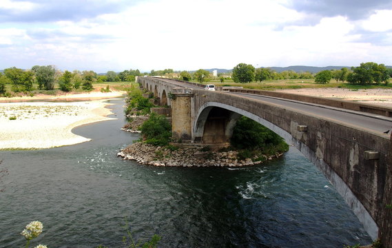 pont saint esprit, dans le gard