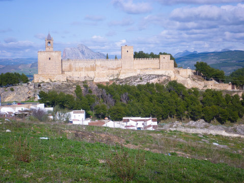 Castillo fortaleza y peña montañosa