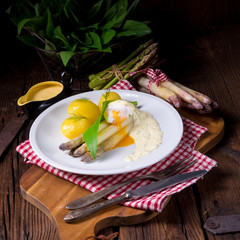 asparagus with wild garlic and poshed egg