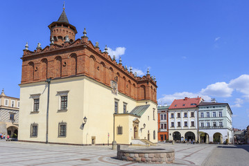 Fototapeta na wymiar Tarnów, widok na renesansowy ratusz oraz kamienice rynku staromiejskiego od strony południowo-zachodniej