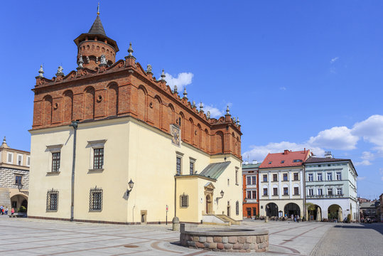 Tarnów, widok na renesansowy ratusz oraz kamienice rynku staromiejskiego od strony południowo-zachodniej