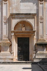 Portal mit Rundbogen im Stil der Renaissance an der Kathedrale von Hvar in Kroatien