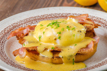 Eggs benedict with bacon