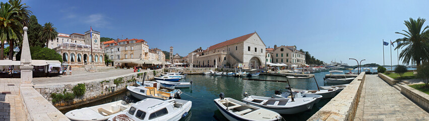 Fototapeta na wymiar Panorama am Hafen der Altstadt von Hvar, Kroatien