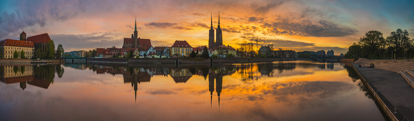 Fototapeta na wymiar Wroclaw, Poland- Panorama of the historic and historic part of the old town 