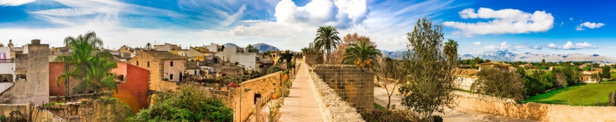 Fototapeta na wymiar Spanien Mallorca Alcudia Stadt Panorama historische Altstadt mit Stadtmauer