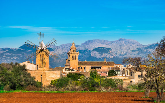 Spanien Mallorca Algaida Dorf Landschaft Ansicht mit Windm&uuml;hle und Kirche