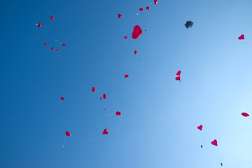 Himmel mit Luftballons in Herzform
