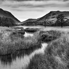 Naklejka premium Ogłuszanie Jesień Spadek obraz krajobrazowy jeziora Buttermere w Lake District England